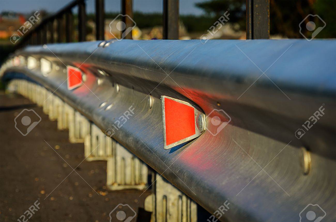 橋の上のガードレールの反射板 の写真素材 画像素材 Image