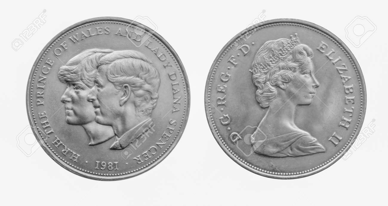 1981 チャールズ皇太子とダイアナのロイヤルウェディング シルバー コインをクラウンします。フロントと逆の白い背景に分離されました。王立造幣局、25  P の顔の値を持つ最後の記念クラウンによって発行されました。の写真素材・画像素材 Image 89987731