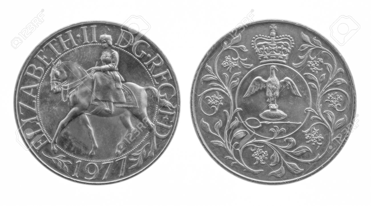 1977 シルバー ジュビリー クラウン コイン祝うエリザベス女王のシルバージュビリー。騎馬像の馬に装着されている陛下。逆に膨大部と油注ぎスプーンで戴冠式レガリア。の写真素材・画像素材  Image 90204191