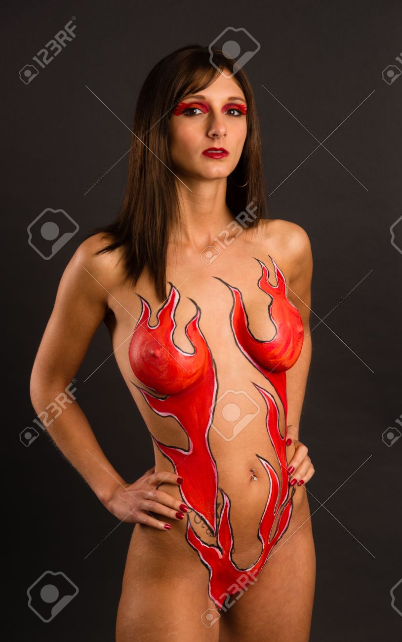 Belle Brunette Femme Nue Body Paint Flames Feu Déesse Banque D'Images et  Photos Libres De Droits. Image 27992794