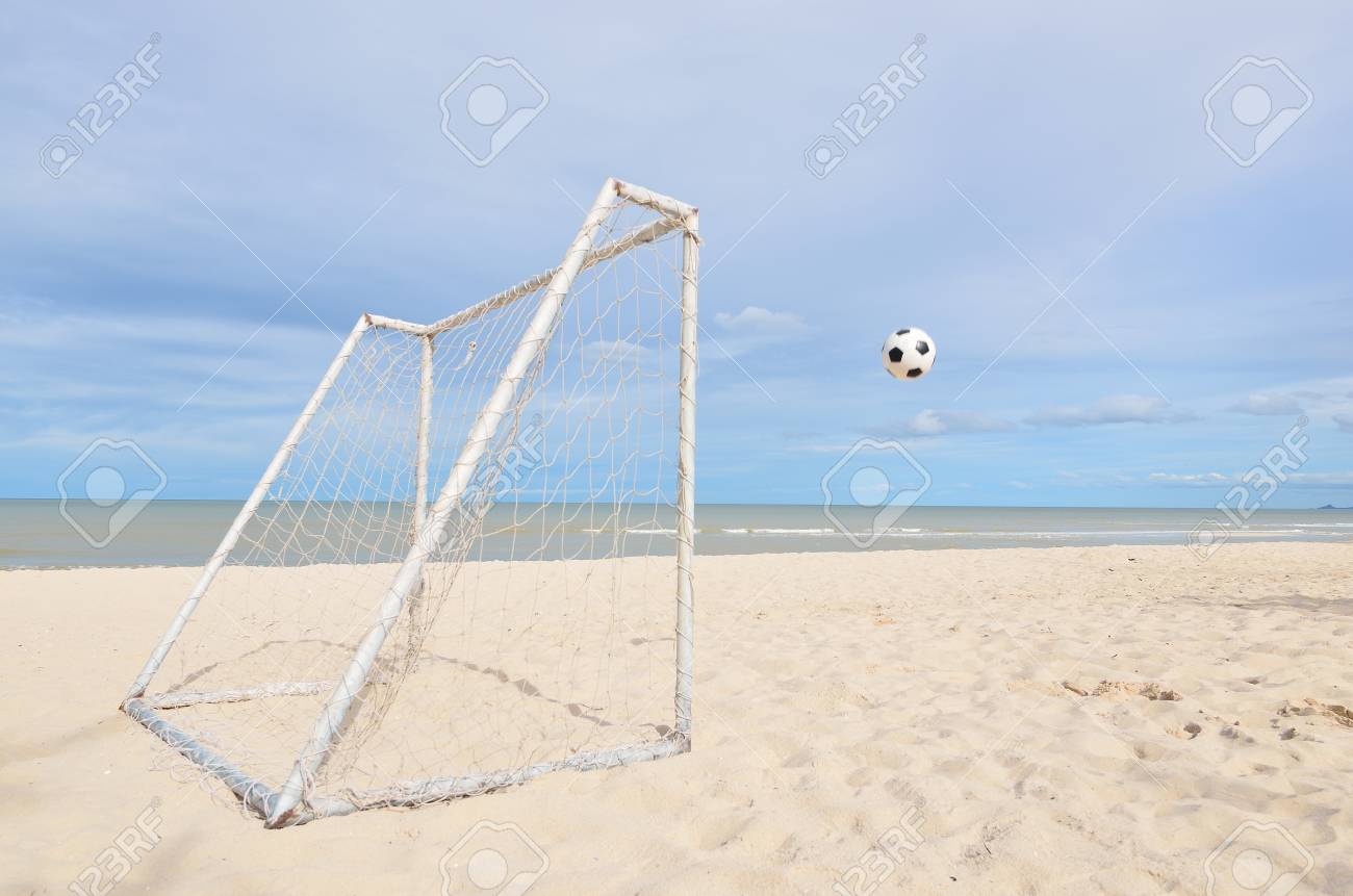 サッカーのシーンは ビーチでゴール前で空気 の写真素材 画像素材 Image サッカーのシーンは ビーチでゴール前で空気 の写真素材 画像素材 Image