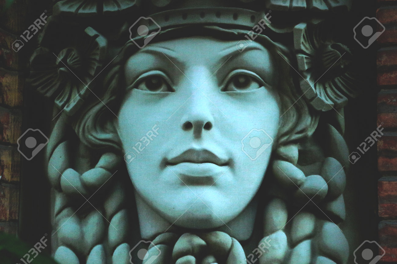 木製浮彫りアート彫刻 女性の顔 木彫りアート② バリ 木製女性像の彫刻 約53cm - メルカリ 木製