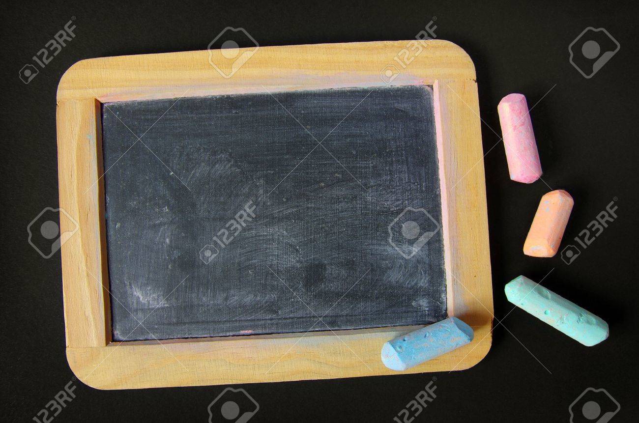 Ardoise Vieux Sale Et Utilise Et Des Morceaux De Craie Coloree Banque D Images Et Photos Libres De Droits Image Ardoise Vieux Sale Et Utilise Et Des Morceaux De Craie Coloree Banque D Images Et Photos Libres De Droits Image