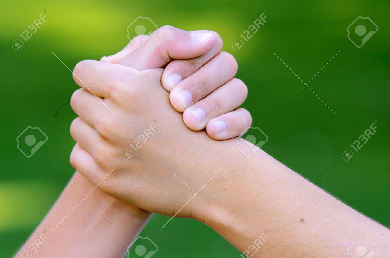 Coole Handschlag Zwischen Zwei Freunden Vor Grunem Hintergrund Lizenzfreie Fotos Bilder Und Stock Fotografie Image 10605450