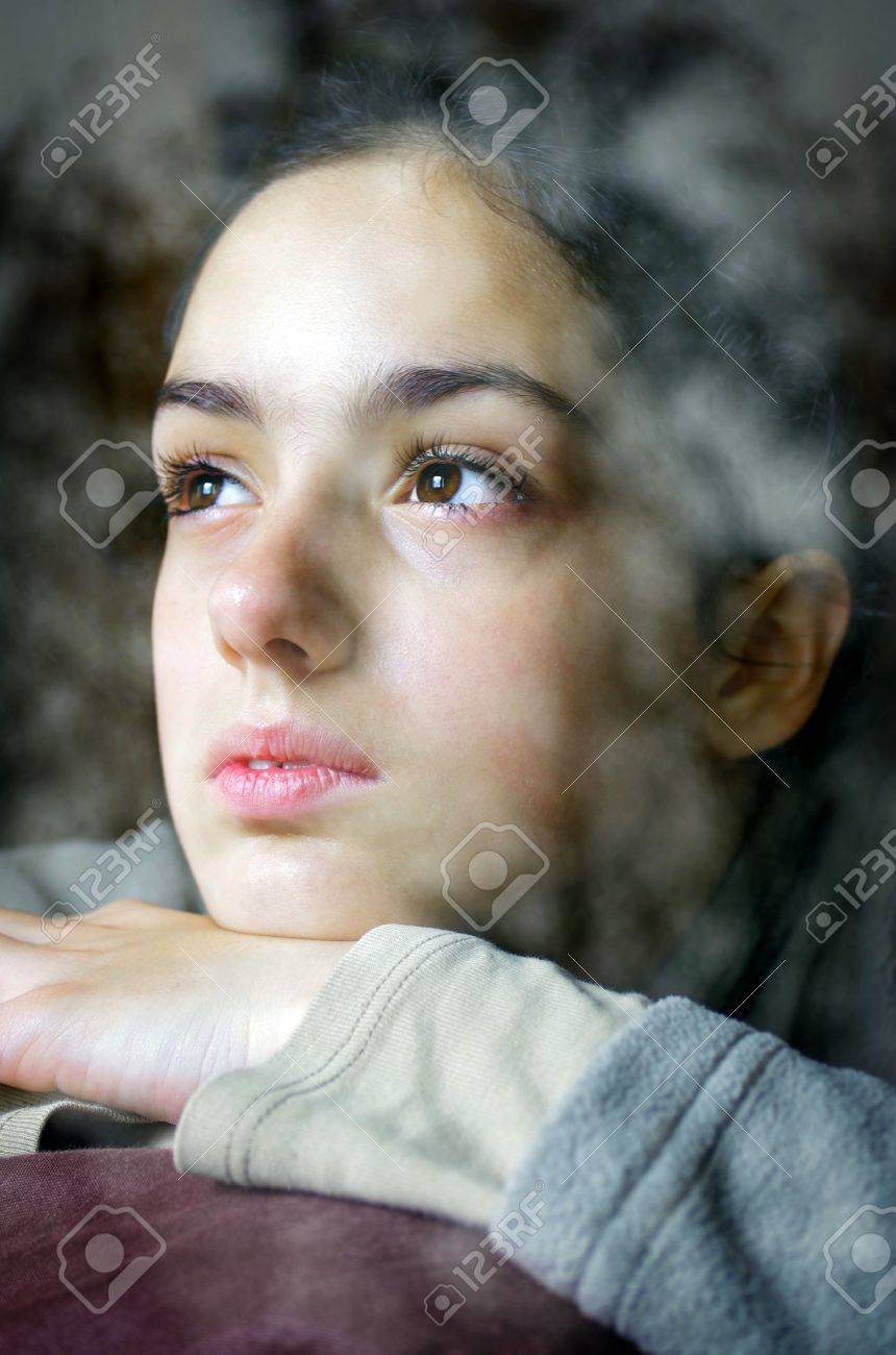 ガラスに映る冬の木の窓を見るノスタルジックな女の子 の写真素材 画像素材 Image
