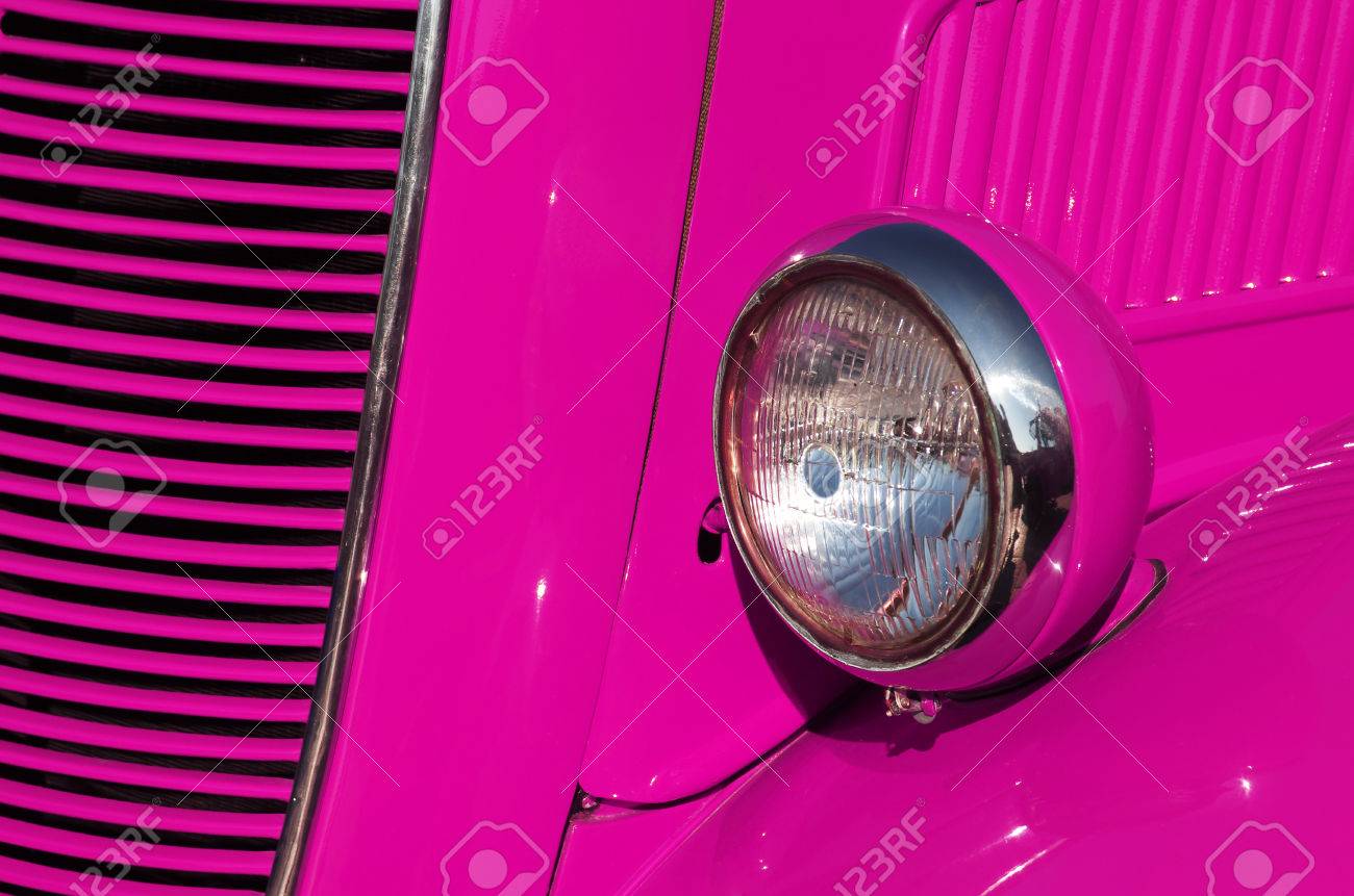 アンティークの車のヘッドライトのクローズ アップの詳細を描いたピンク の写真素材 画像素材 Image