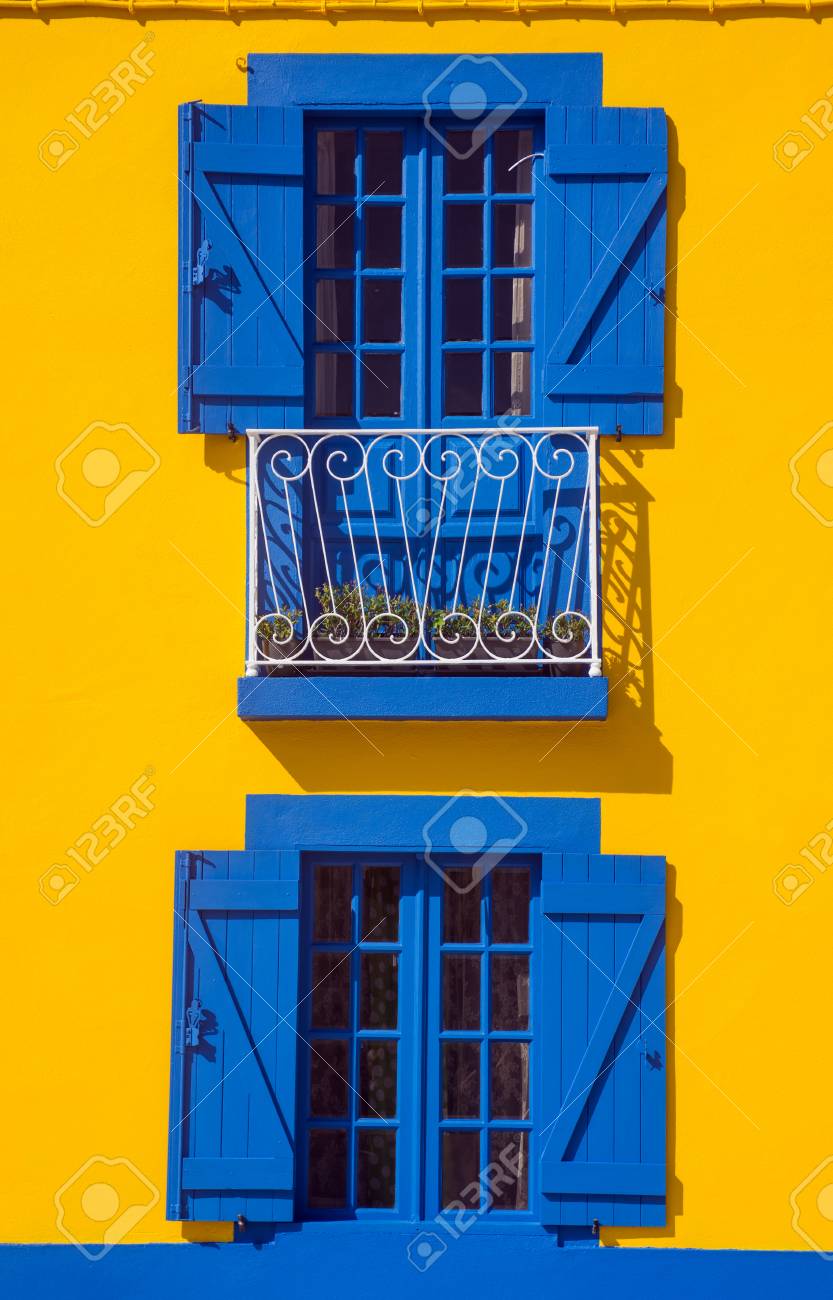 Blaue Fenster Auf Einem Leuchtend Gelben Wand Eines Typischen Landhaus Lizenzfreie Fotos Bilder Und Stock Fotografie Image 60947756
