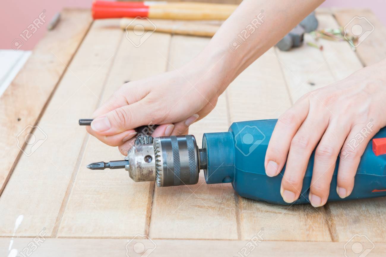 人締め または電気ドリルのネジを緩める の写真素材 画像素材 Image
