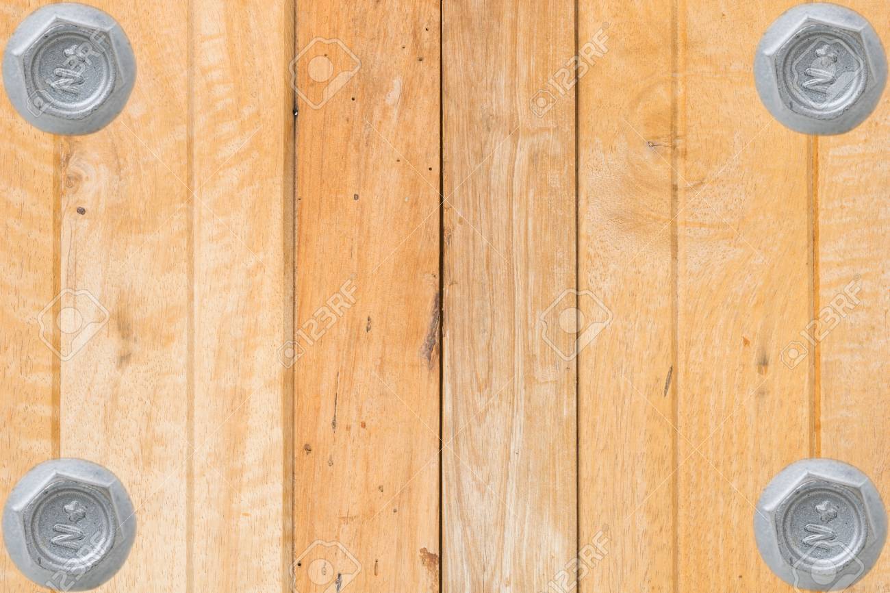 Vier Schrauben Kopfe Auf Holz Fur Den Hintergrund Lizenzfreie Fotos Bilder Und Stock Fotografie Image
