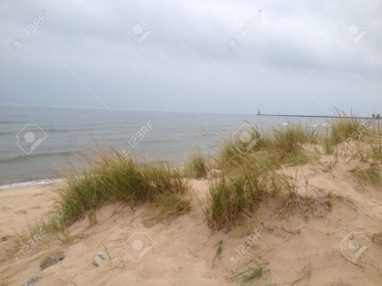 灯台と曇り空とビーチ草ミシガン湖 の写真素材 画像素材 Image 灯台と曇り空とビーチ草ミシガン湖 の写真素材 画像素材 Image