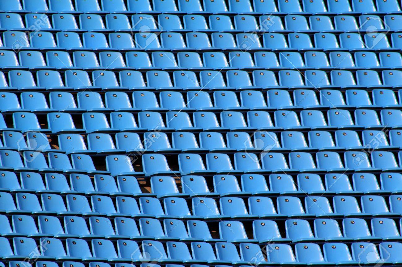 形状と空のブルー スタジアムの椅子の行の色の効果 の写真素材 画像素材 Image