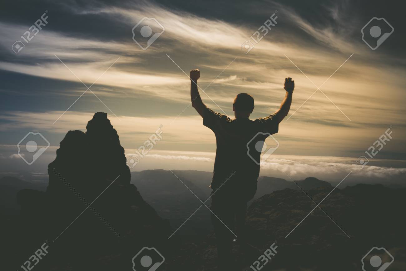 グランカナリア島の山で手を挙げるシルエットの男 の写真素材 画像素材 Image