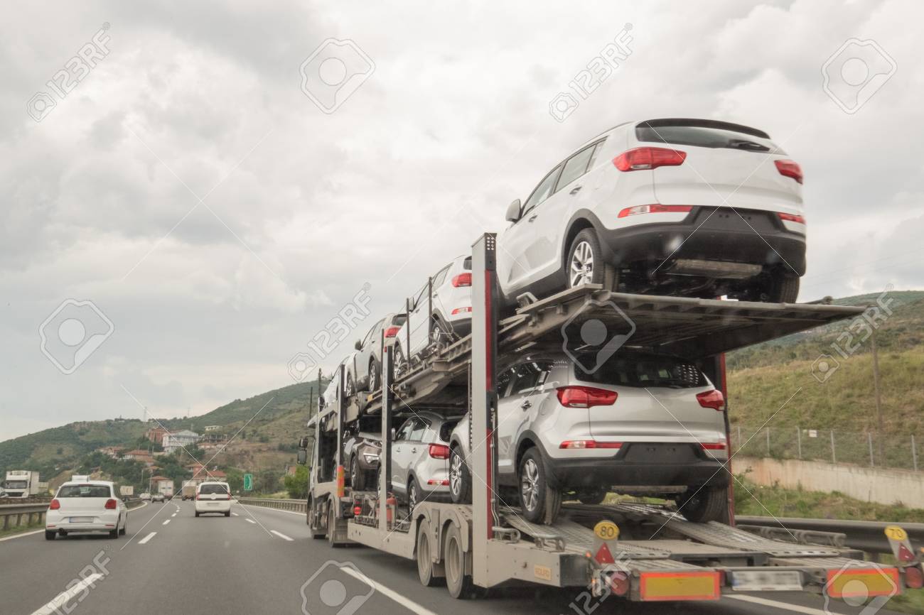 輸送を行い 道路上で販売するための車を運ぶトラック の写真素材 画像素材 Image 輸送を行い 道路上で販売するための車を運ぶトラック の写真素材 画像素材 Image