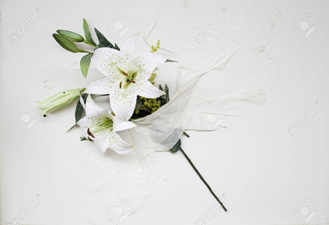 大理石の壁 装飾および自然に白い花の花束 の写真素材 画像素材 Image