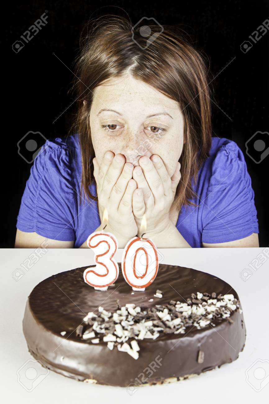 Trente Fille D Anniversaire Fete Avec Un Gateau Au Chocolat Banque D Images Et Photos Libres De Droits Image