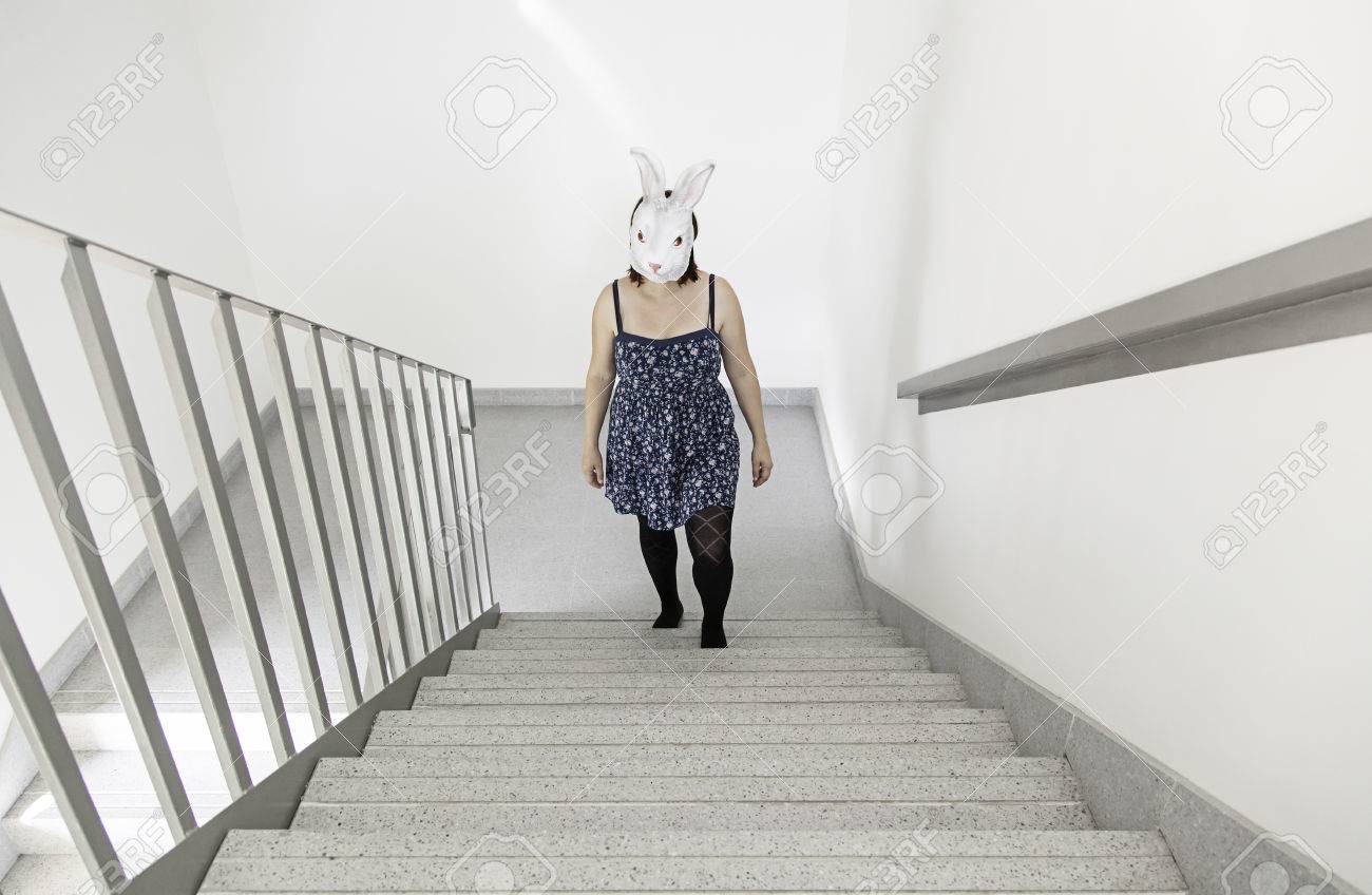 女の子が登って階段病院ウサギ ハロウィーン の写真素材 画像素材 Image