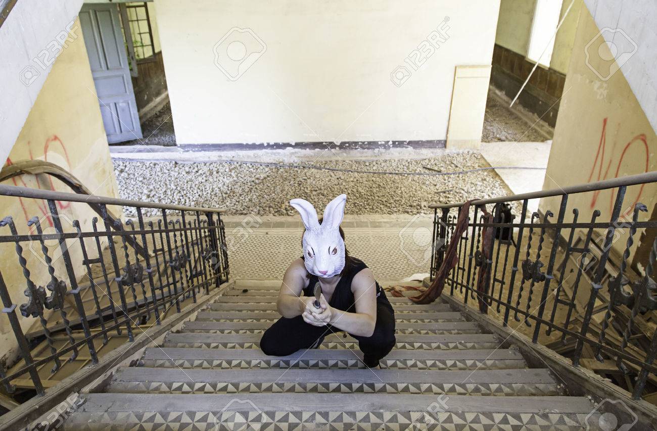 階段キラーウサギ マスク ハロウィーン の写真素材 画像素材 Image