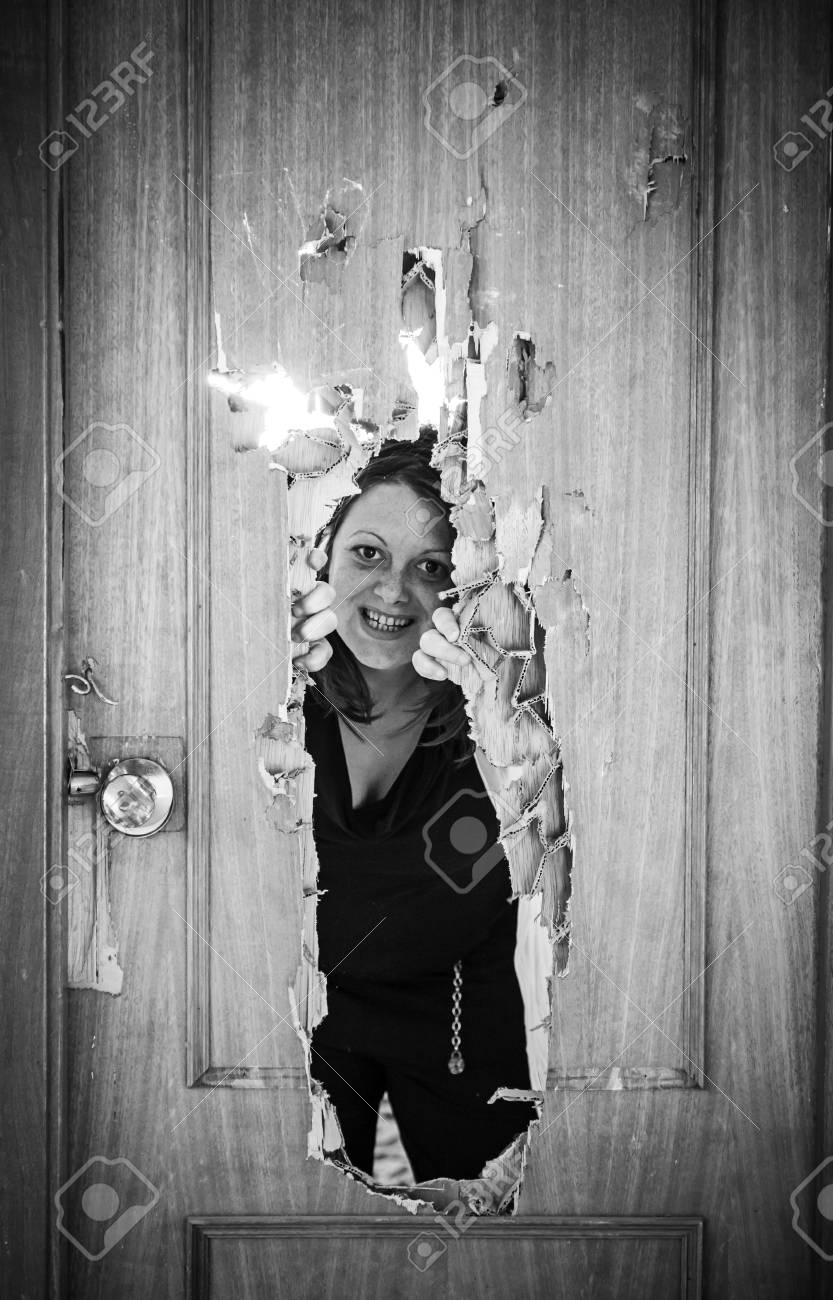 住宅のドアを壊す積極的な女の子 の写真素材 画像素材 Image