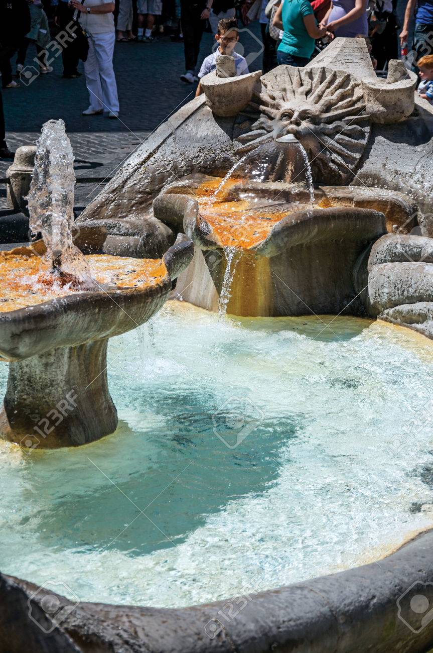 ローマ イタリア 13 年 5 月 19 日 バルカッチャの 永遠の都 として知られている 古代の時代の信じられないほどの都市ローマは ピアッツァ ディ スパーニャに噴水のクローズ アップ ラツィオ州 の写真素材 画像素材 Image