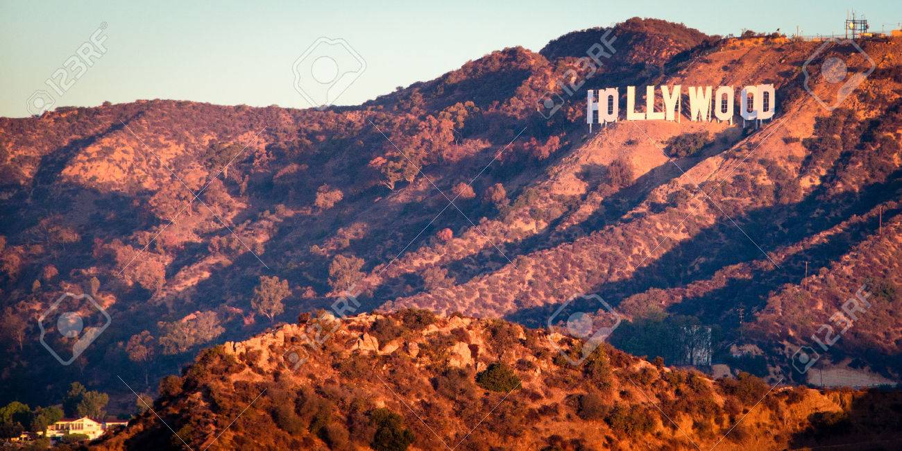 ハリウッド サイン日の出では グリフィス天文台からハリウッド ロサンゼルス カリフォルニア州 米国 の写真素材 画像素材 Image