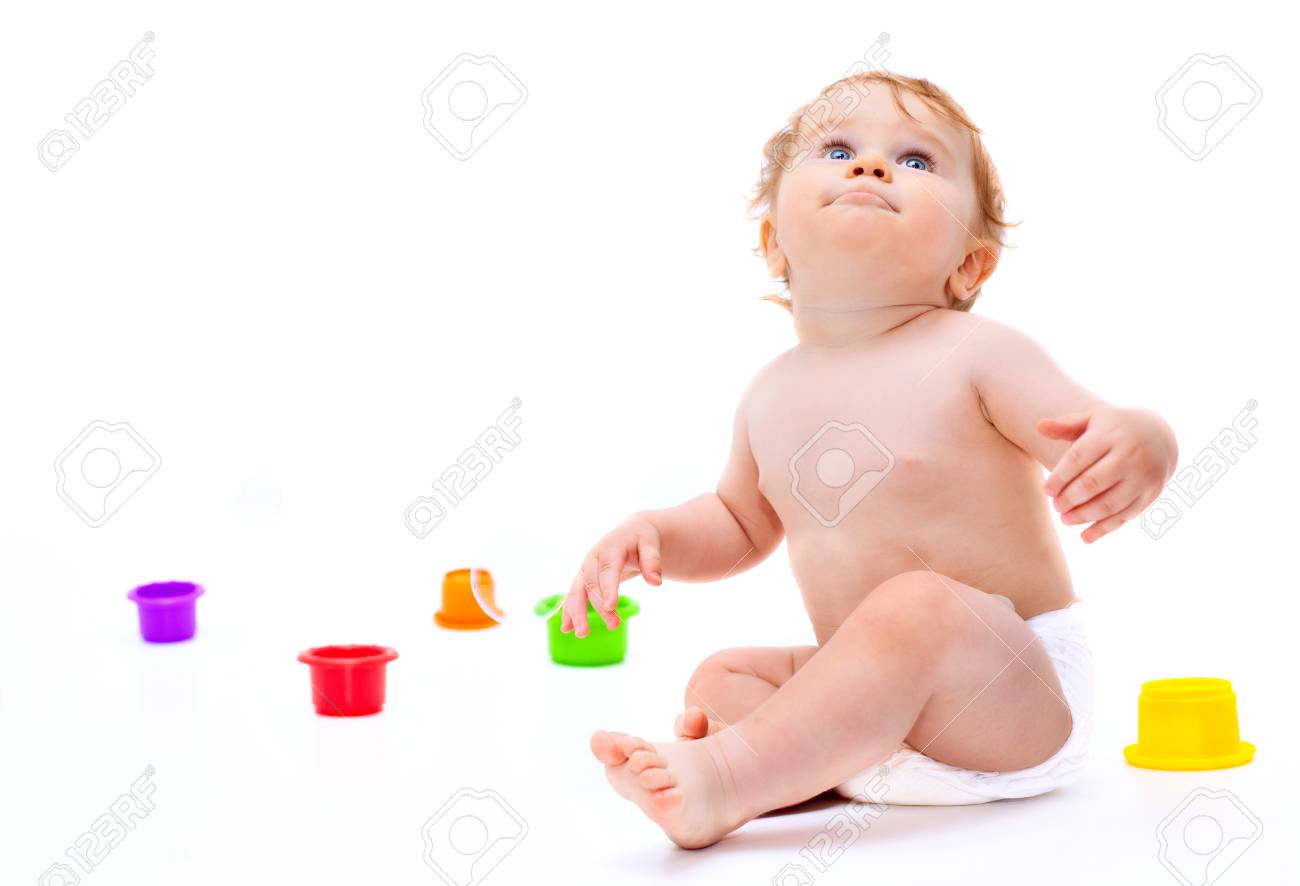 En Encuentra Rodeado Caucásicos Ve Meses Fondo 11 Blanco Cute Edad Juguetes Se El Niño De 4L5j3ARq