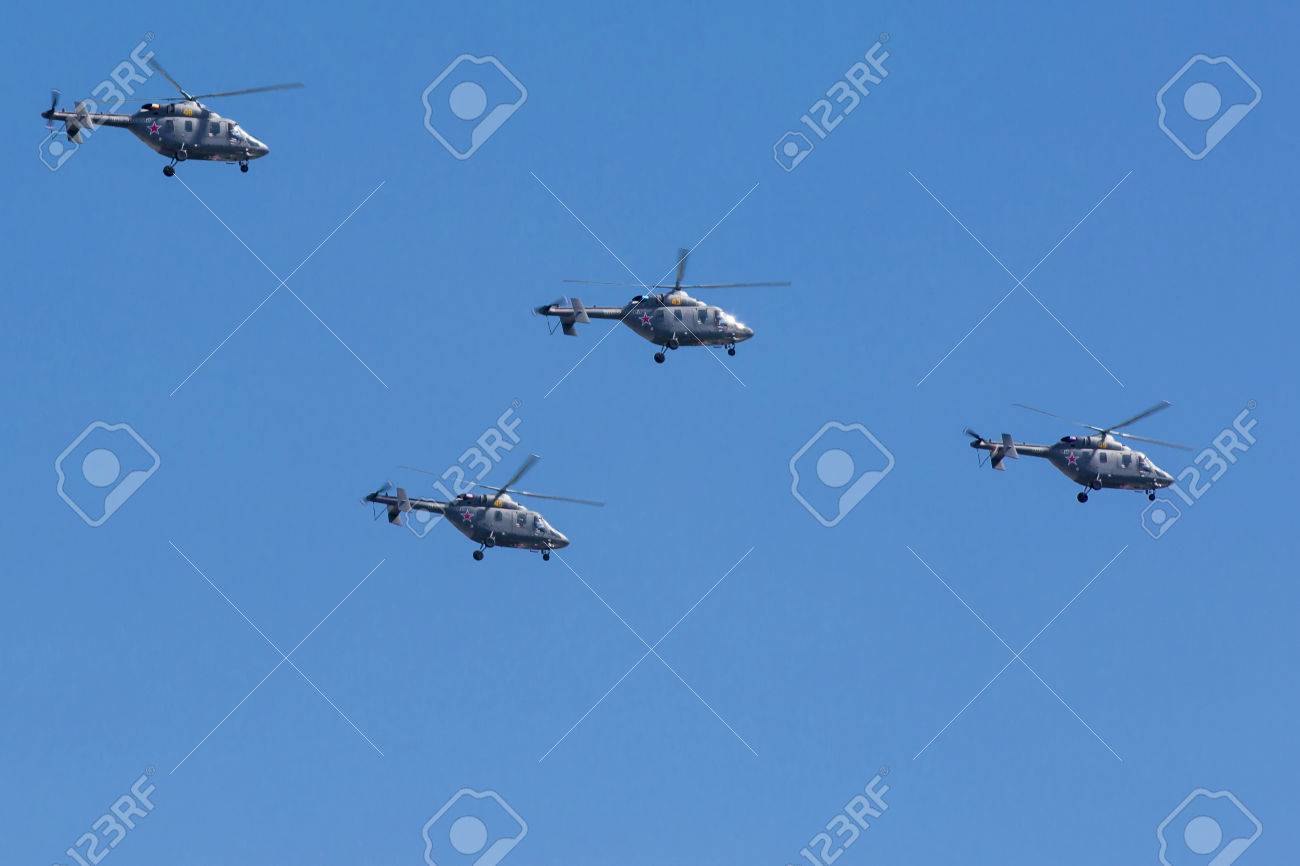 56095306-Mosc-Rusia-9-de-mayo-Ansat-U-helic-pteros-multiprop-sito-mosca-luz-en-un-desfile-militar-dedicado-al-Foto-de-archivo.jpg