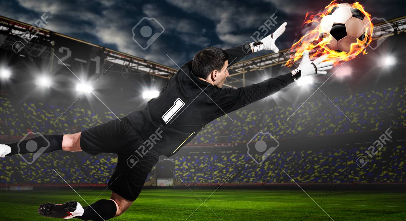 サッカーやサッカーのゴールキーパーがスタジアムでボールをキャッチ の写真素材 画像素材 Image