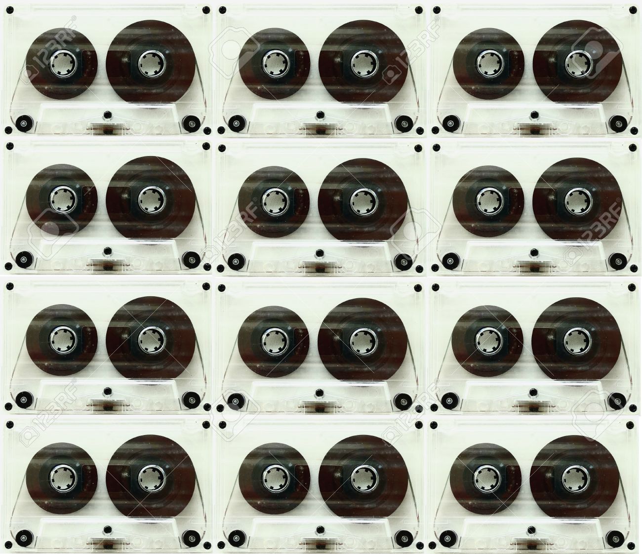 レコーダーの背景の壁紙 80s 90s 70s のレトロなヴィンテージ古い音楽のオーディオ カセット テープ世代の音楽テープを時間します の写真素材 画像素材 Image