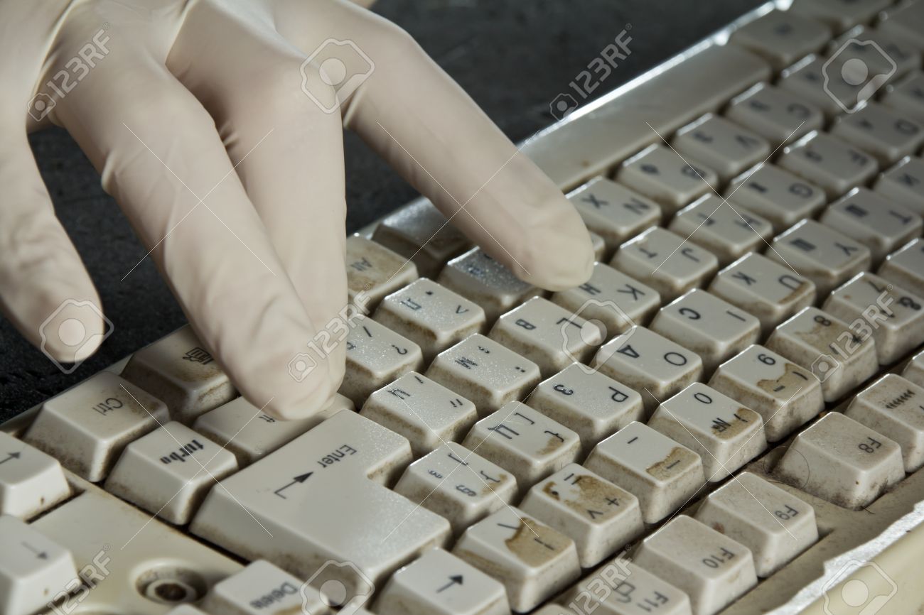 手袋を使って古いの汚いコンピューターのキーボード の写真素材 画像素材 Image 手袋を使って古いの汚いコンピューターのキーボード の写真素材 画像素材 Image