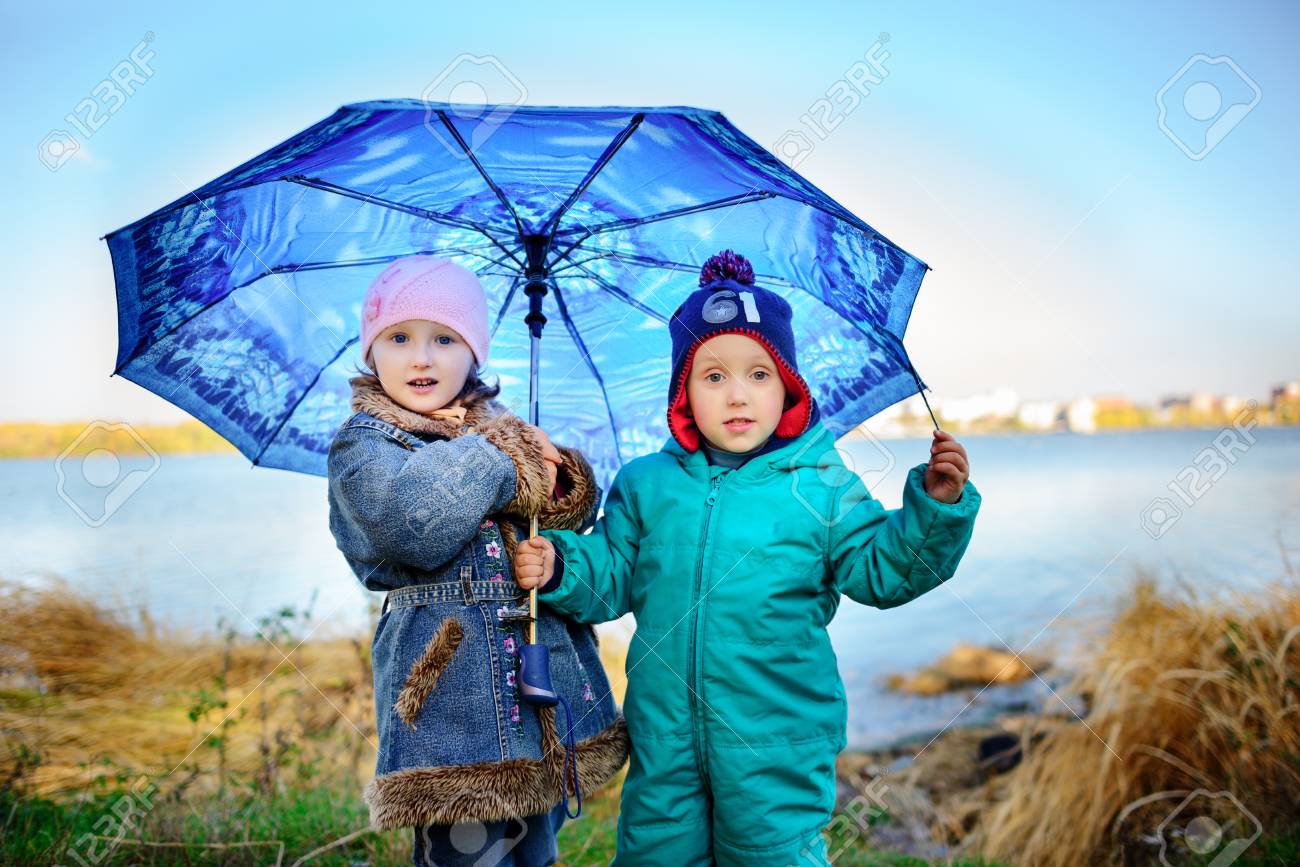 Niña Y Niño Con Jugando En Las Ideas Juego De Diversión Al Aire Libre En Tiempo De Otoño En El Baile De Invierno Diversión Para Niño Jugando En