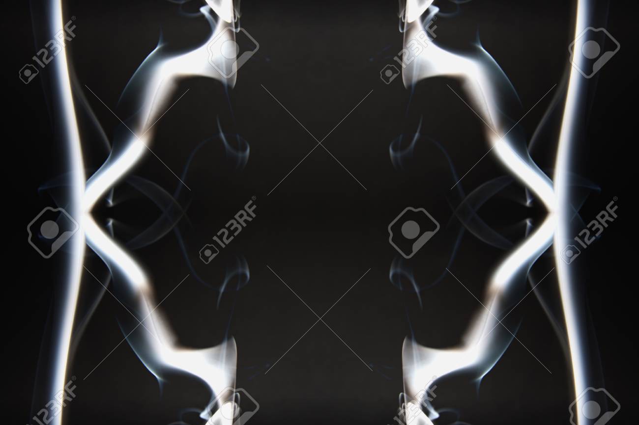 暗い背景に白煙 の写真素材 画像素材 Image