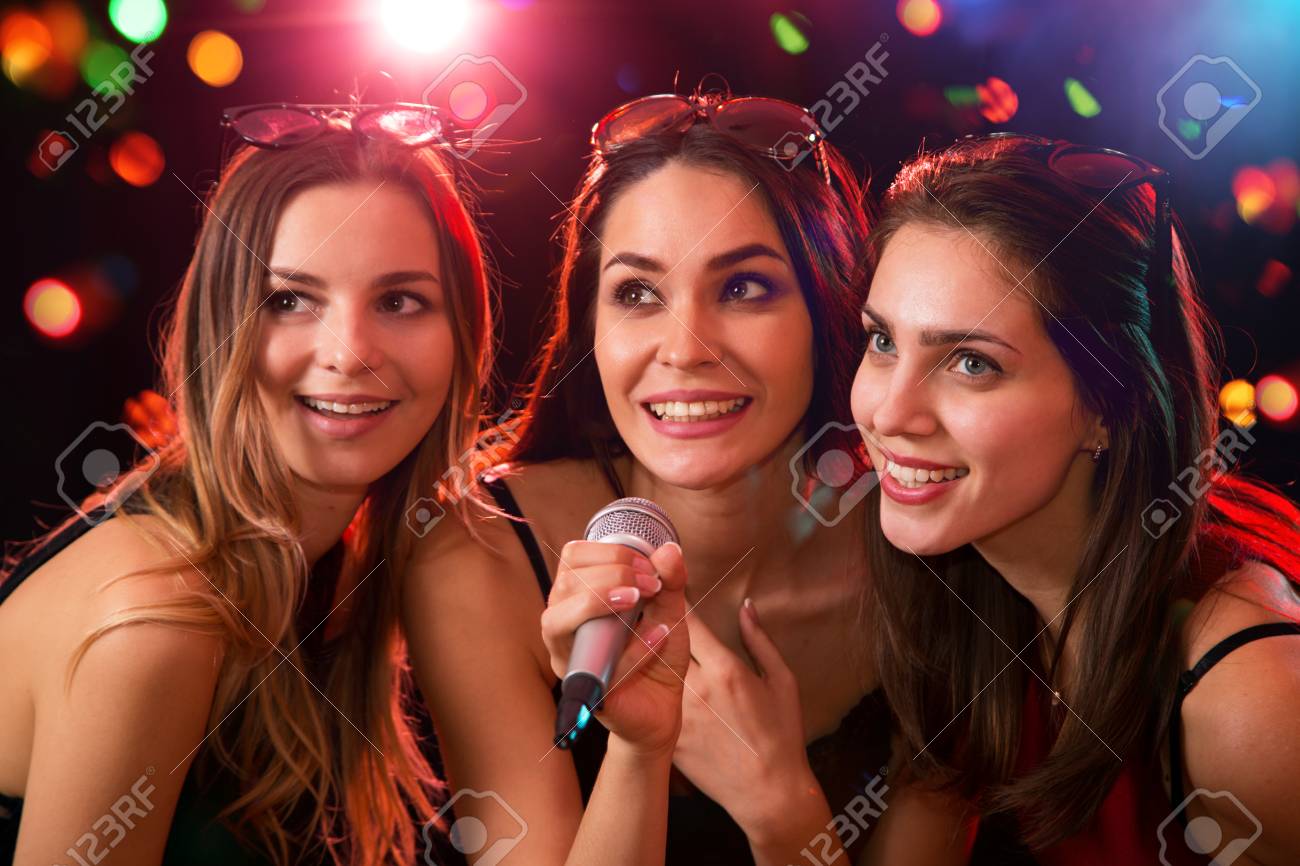 楽しい幸せな女の子パーティーで歌う の写真素材 画像素材 Image