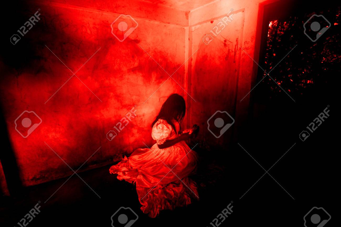 お化け人形 お化け屋敷 ハロウィーンのコンセプトと本のアイデアをカバーするため放棄建物 ホラー背景に座っている白いドレスで神秘的な女性の幽霊 の写真素材 画像素材 Image お化け人形 お化け屋敷 ハロウィーンのコンセプトと本のアイデアをカバーするため放棄建物 ホラー背景に座っている白いドレスで神秘的な女性の幽霊 の写真素材 画像素材 Image