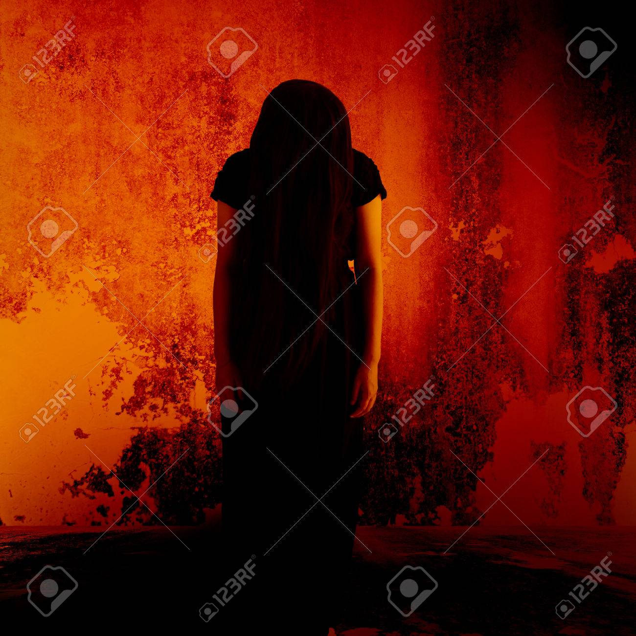 魔女 放棄場所で黒いドレスに立って ハロウィーンの概念と映画ポスター プロジェクトのホラー背景に謎の少女の呪い の写真素材 画像素材 Image