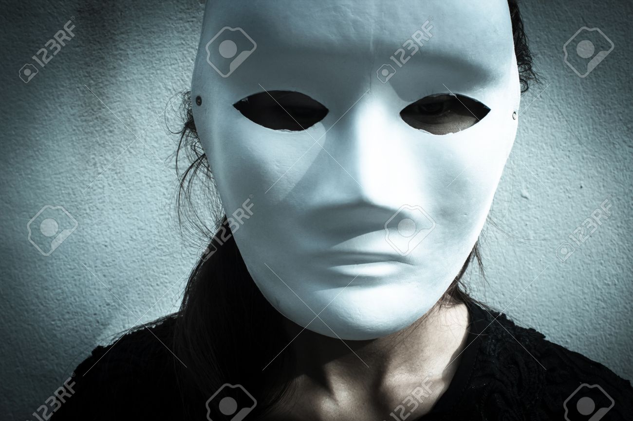 本の表紙の怖い背景白いマスクを身に着けている神秘的な女性の顔 の写真素材 画像素材 Image 本の表紙の怖い背景白いマスクを身に着けている神秘的な女性の顔 の写真素材 画像素材 Image