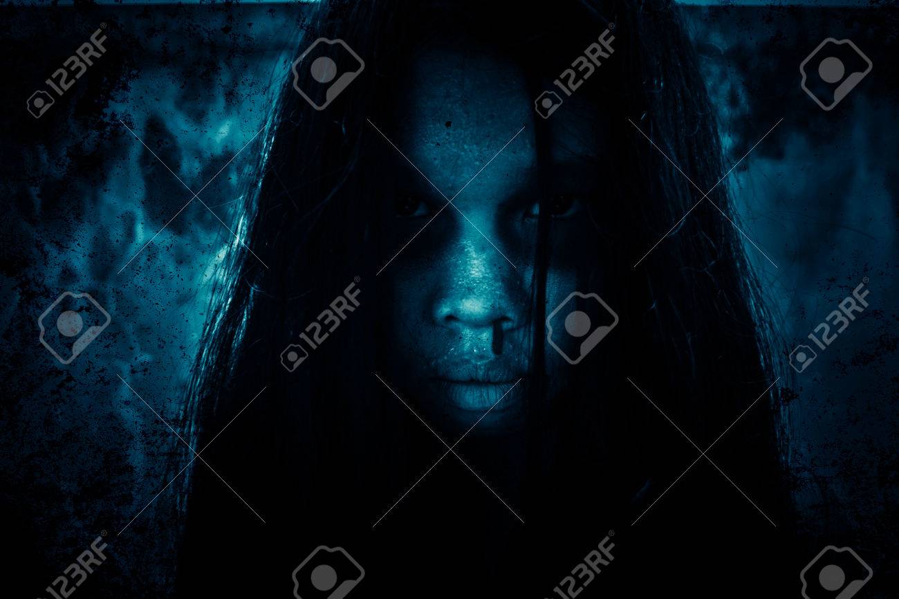 幽霊少女 ハロウィーンのコンセプトと本のホラー背景のアイデアをカバーします の写真素材 画像素材 Image