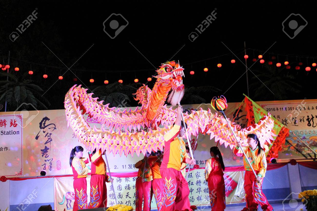 中国獅子舞 8 メートル/10 メートル中国のドラゴン ダンス小道具ヘッド ステージ パフォーマンス アクセサリー、旧正月ドラゴン 獅子舞の祭り道具  シルクドラゴンダンス中国の旧正月獅子舞フェスティバルフィットネス獅子舞ヘッドパフォーマンス 獅子舞飾りセット伝統的 ..., image size:1300x866