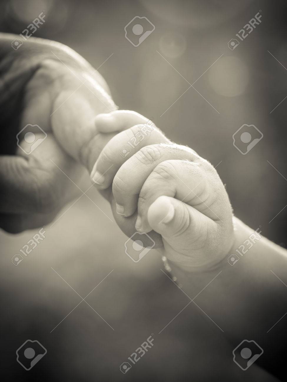 Bebe Doigt Tenue De Mere De Main Avec Effet Noir Et Blanc Banque D Images Et Photos Libres De Droits Image