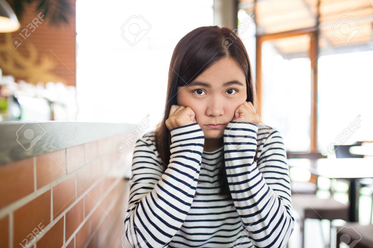 カフェでとても悲しい女 の写真素材 画像素材 Image