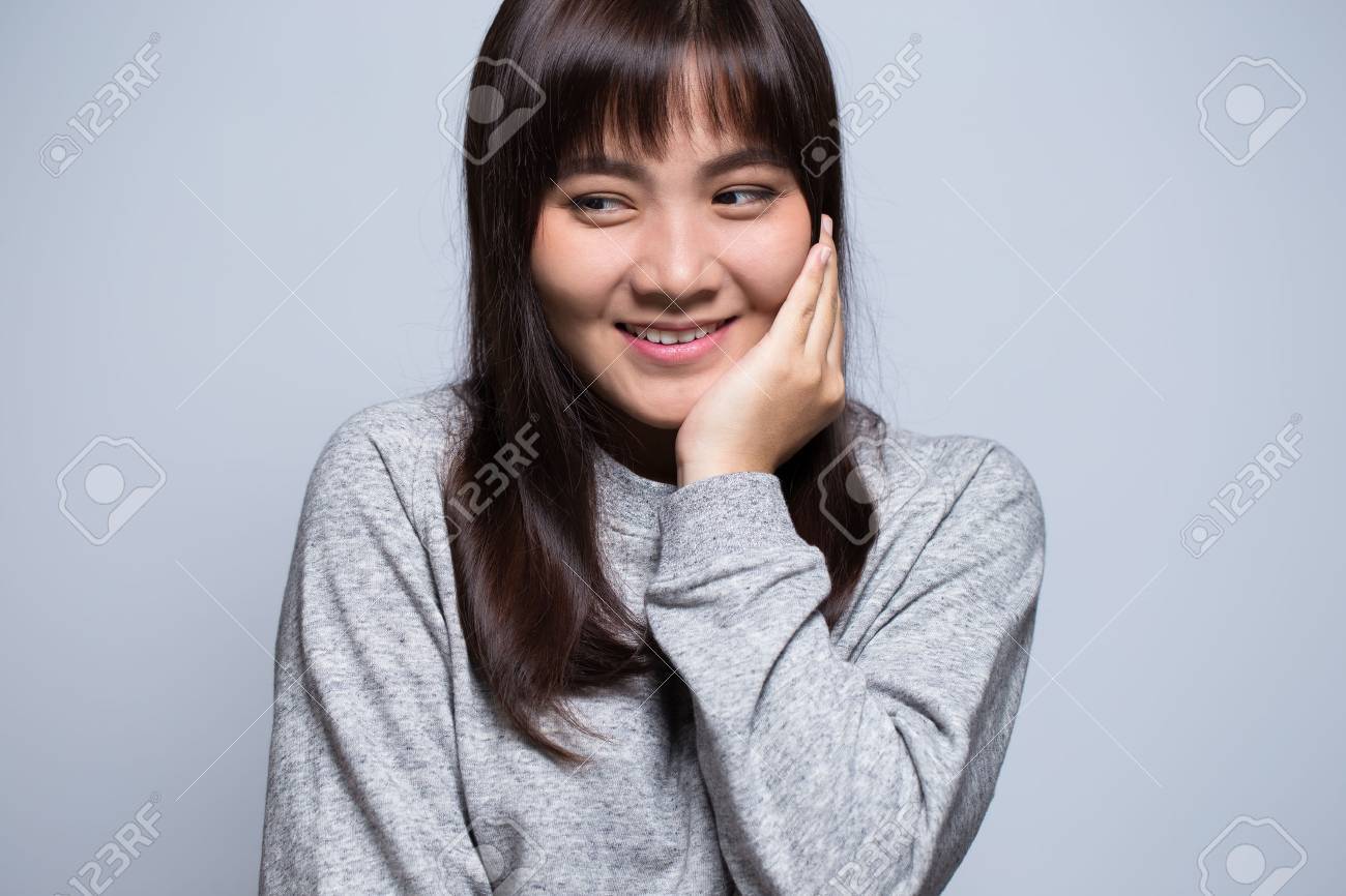 孤立した背景に恥ずかしがり屋の女性 の写真素材 画像素材 Image