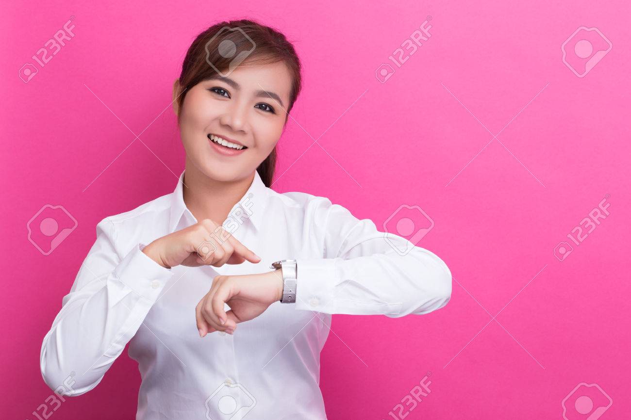 幸せな女が時間を守る の写真素材 画像素材 Image 73551560