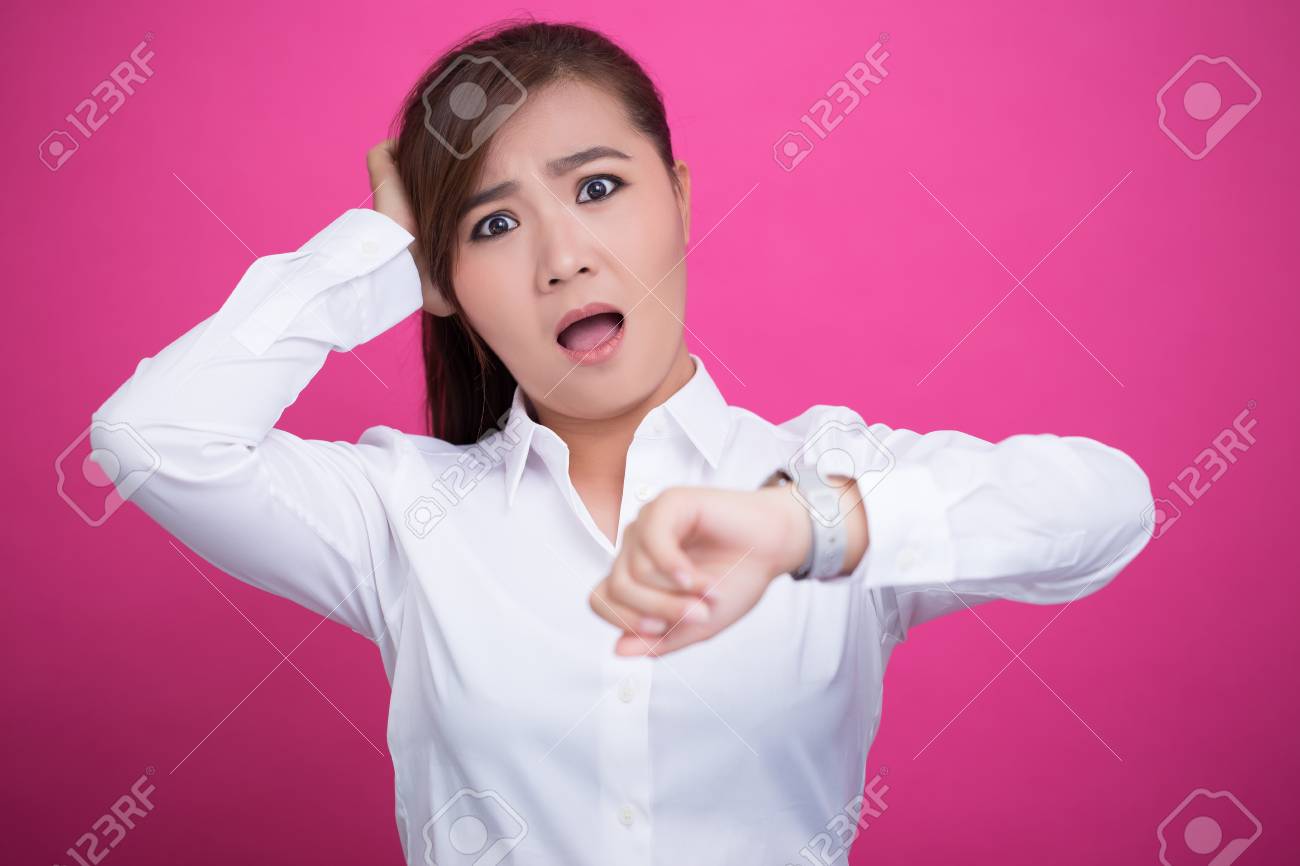恥ずかしがり屋の女性彼女は遅刻する彼女の時計をチェックします の写真素材 画像素材 Image