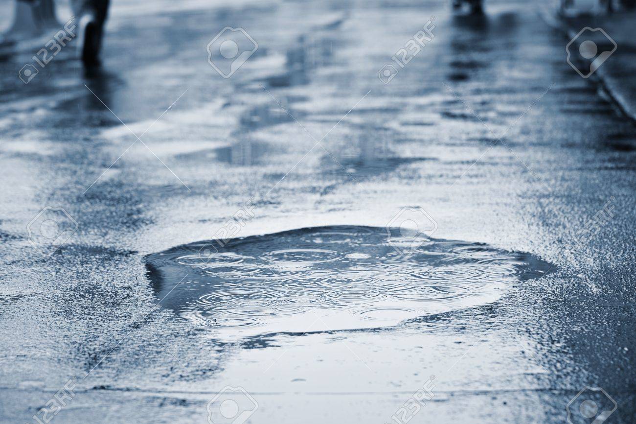 雨の中で水の水たまり の写真素材 画像素材 Image