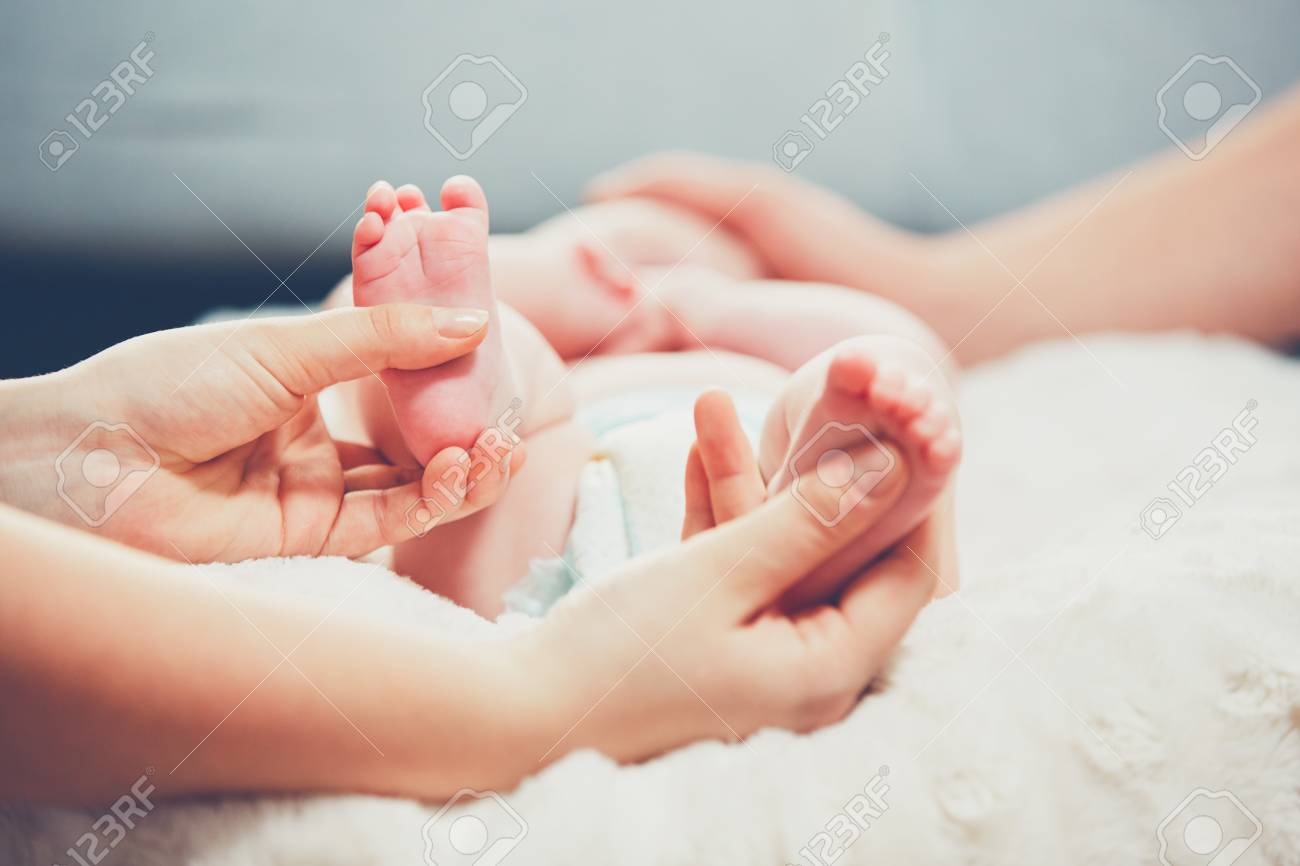Beruhrung Der Elternliebe Paar Streichelt Ihr Kleines Baby Im Bett Lizenzfreie Fotos Bilder Und Stock Fotografie Image