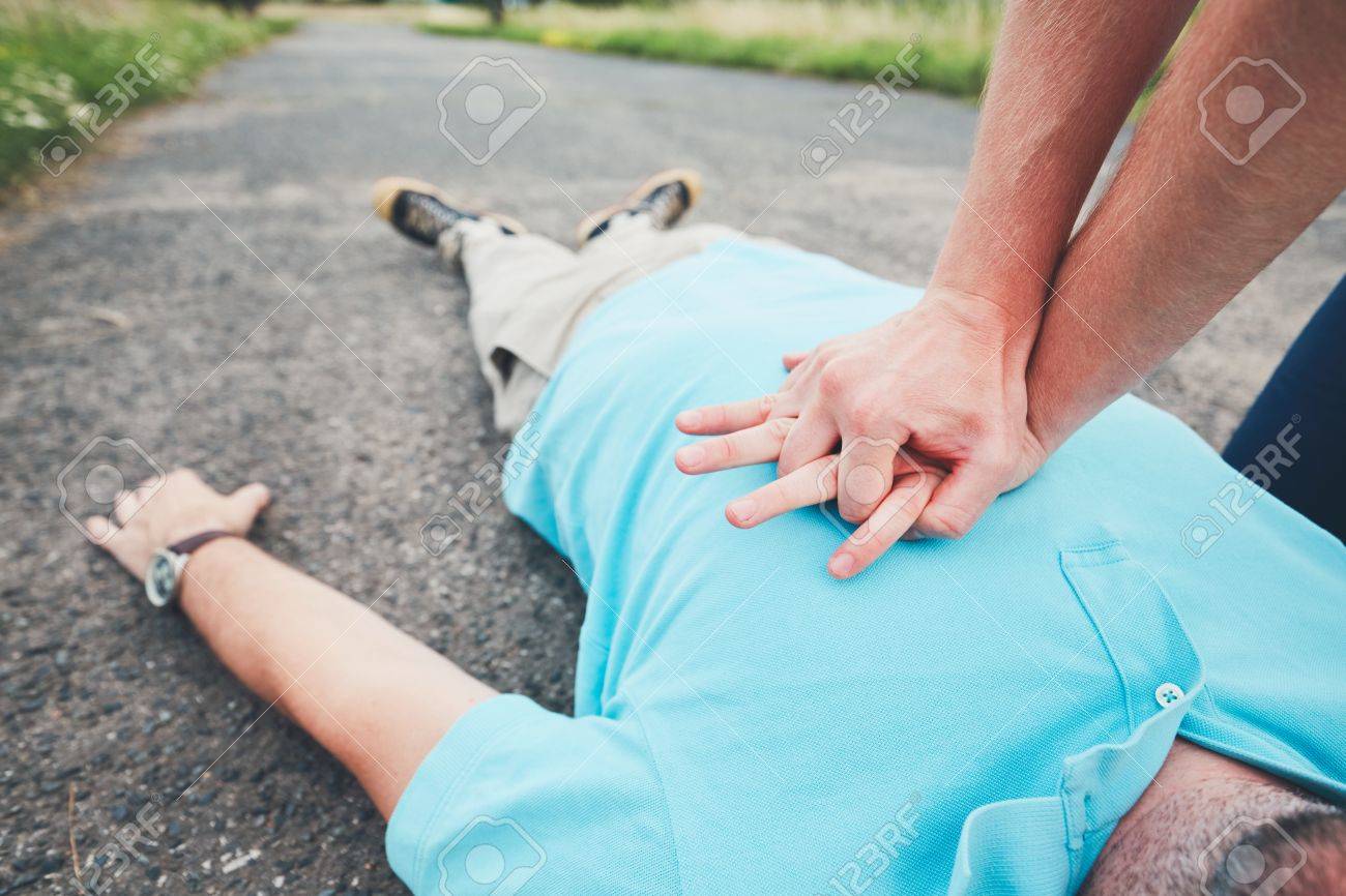 Dramatic resuscitation on the rural road. Themes rescue, help and hope. - 83277871 Dramatic resuscitation on the rural road. Themes rescue, help and hope. - 83277871
