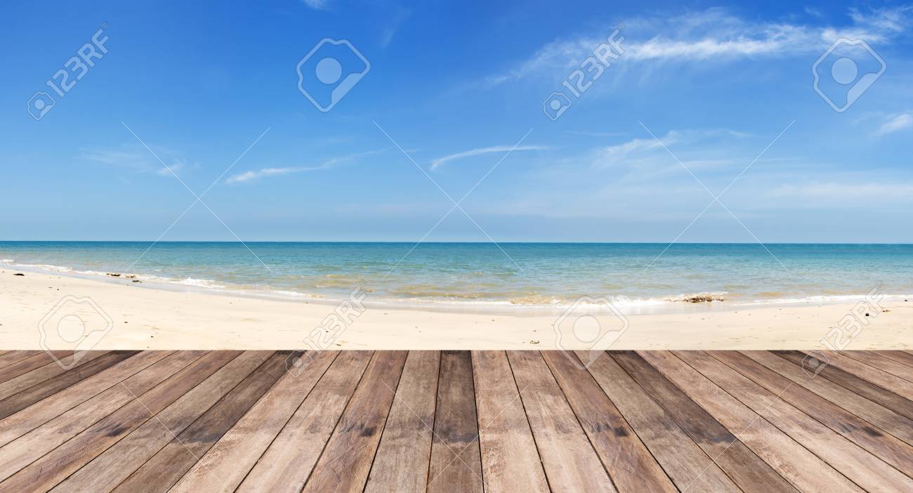 無料コピー スペースと美しい海の風景に対して木製テラスの観点は 背景や背景に使用します の写真素材 画像素材 Image 5045