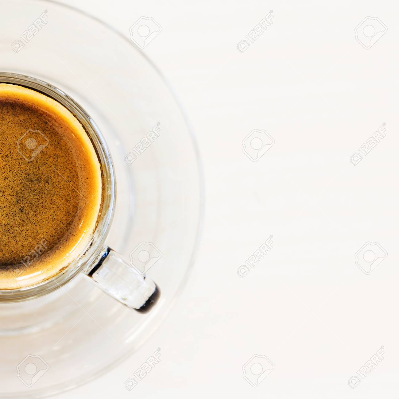 コーヒー カップ 熱いエスプレッソ カフェの白いテーブルに金色のクレマと トップ ビュー の写真素材 画像素材 Image 5458 コーヒー カップ 熱いエスプレッソ カフェの白いテーブルに金色のクレマと トップ ビュー の写真素材 画像素材 Image 5458