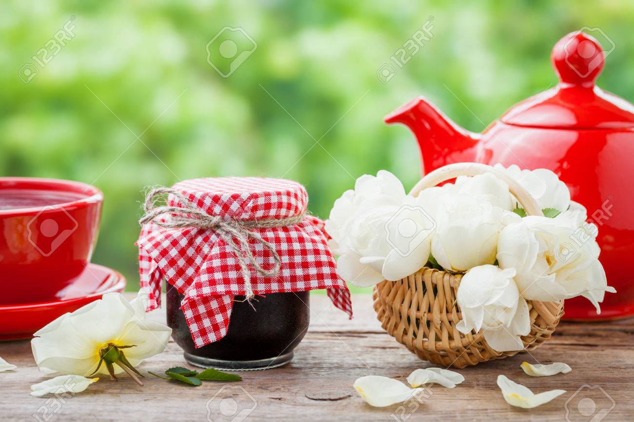 Immagini Stock Teiera Rossa Barattoli Di Marmellata Cestino Con Le Rose Grappolo E Tazza Di Te Image 40923251