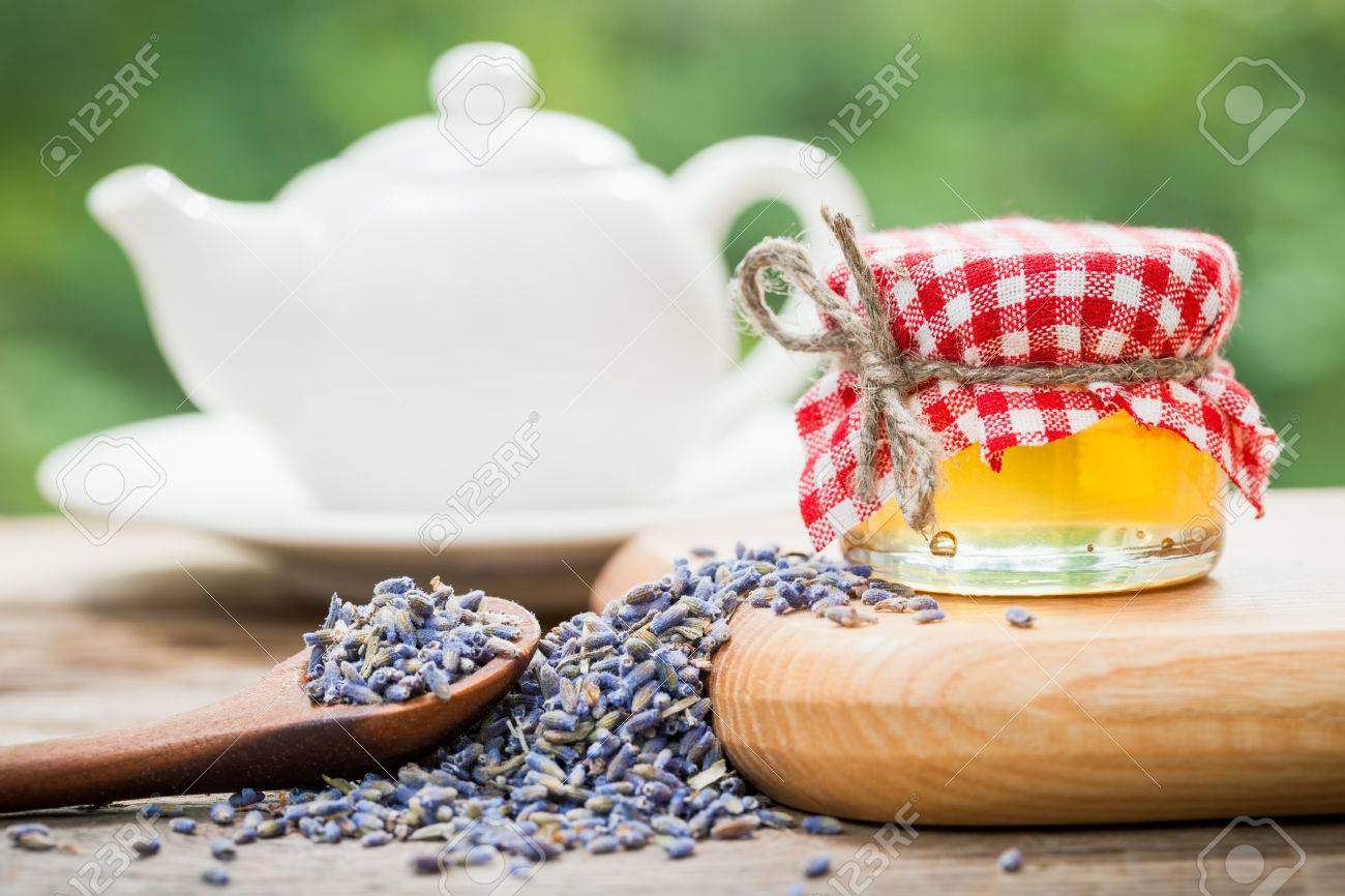 Immagini Stock Vasetto Di Miele Te Di Lavanda Sano Asciutto E Teiera Su Sfondo Messa A Fuoco Selettiva Image 45521638