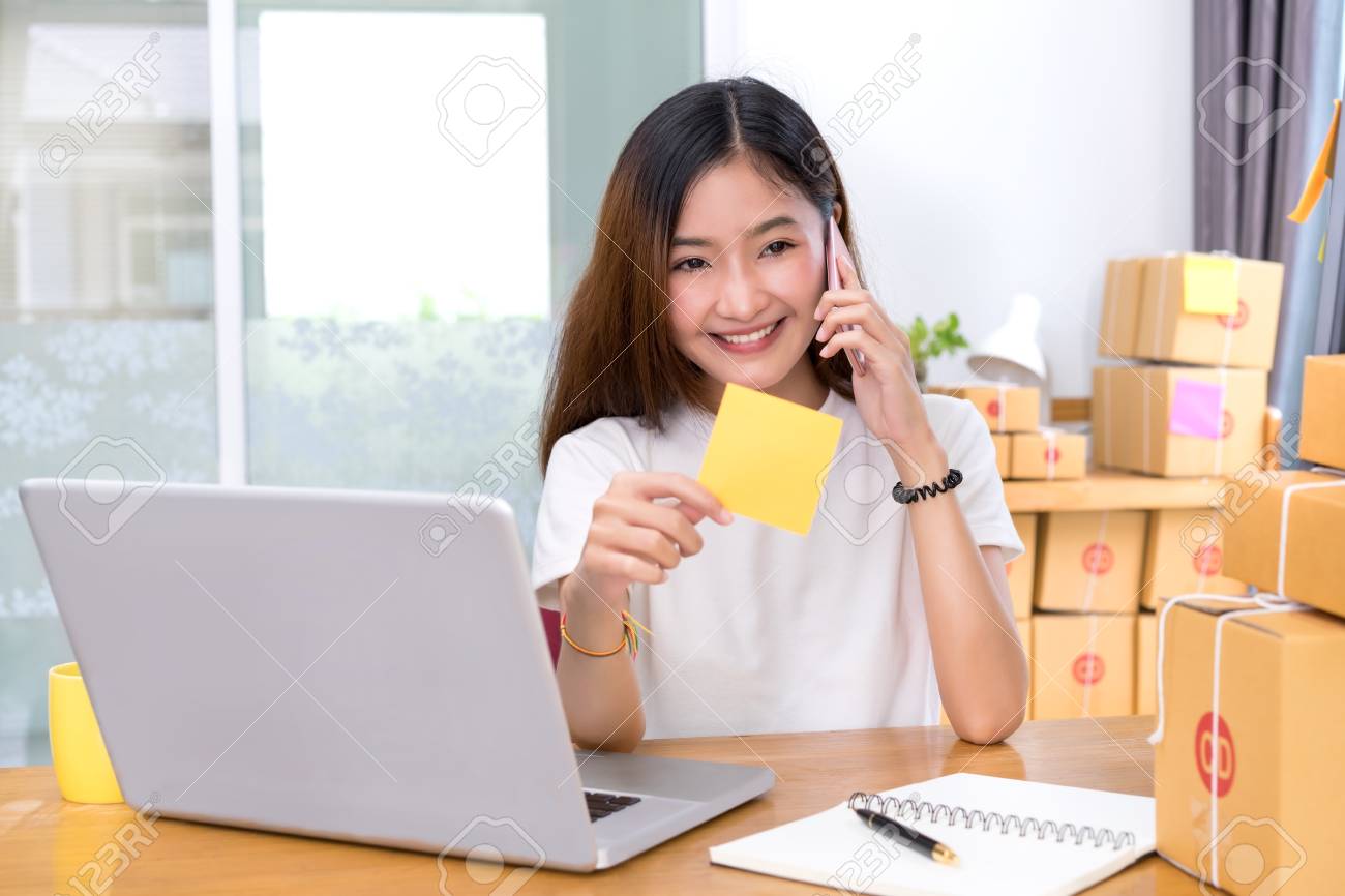 Hold your breath girl. Hold post. Hold post. цветные карточки в руках. вашингтон 2023.